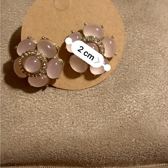 ⭐️2/$10⭐️ Pink Opal Flower Shape Earrings -BRAND NEW - Picture 3 of 4